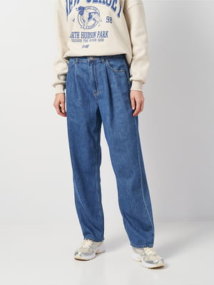 Синие джинсы мом с широкими штанинами и складками на талии | 6865371
