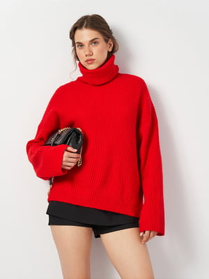 Объемный красный свитер связанный резинкой | 6865385