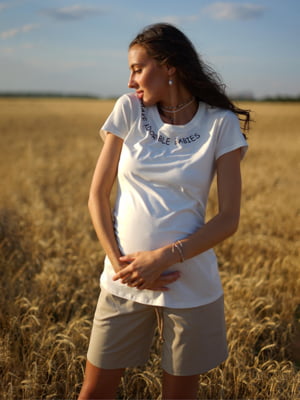 Трикотажна футболка для вагітних зі стильним шрифтовым принтом кремова | 6865888