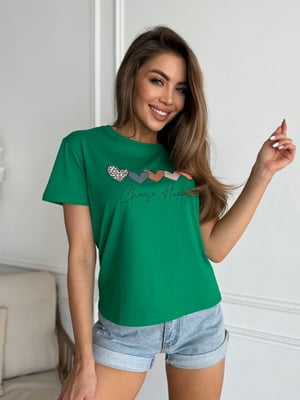 Зелена бавовняна футболка з принтом та написом | 6871790