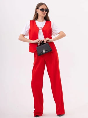 Елегантний червоний костюм: желетка та штани | 6873913