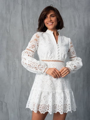 Біле мереживне плаття з вирізом і гудзиками | 6873962