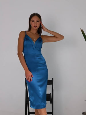 Синя сукня футляр на тонких бретелях та відкритій спинкою | 6873975