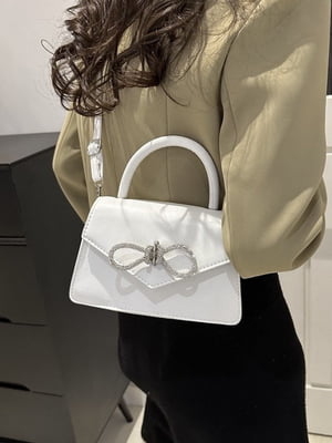 Біла сумка крос-боді зі сріблястим декором | 6875351