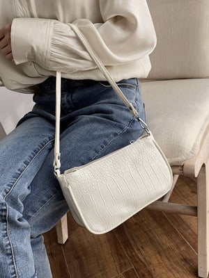 Біла класична сумка-багет на ремінці з ланцюжком | 6875390