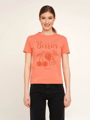Бавовняна футболка персикового кольору з принтом | 6876414