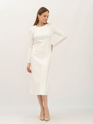 Молочна трикотажна сукня довжини міді з еластичної тканини напівприталеного силуету | 6783628