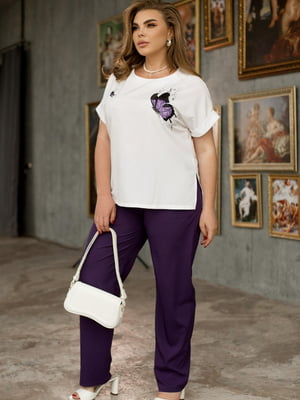 Біло-фіолетовий костюм: блуза з принтом та штани | 6889499