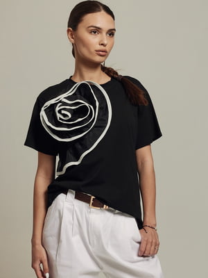 Чорна футболка з декором-троянда | 6936067