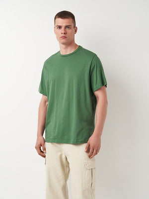 Зеленая трикотажная футболка  классического кроя с круглой горловиной и прямым низом | 6865330