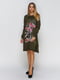 Сукня кольору хакі з декорованим принтом | 4481105 | фото 2