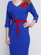 Платье цвета электрик с аппликацией и поясом | 3486510 | фото 3
