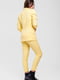 Женский классический костюм, пиджак и брюки. Состав: вискоза - 35%, коттон - 35%, полиэстер - 30%. Сезон: демисезон. Цвет: желтый. Параметры модели на фото: 87*65*90. Рост модели на фото: 175 СМ Размер на модели: S. | 5592229 | фото 3