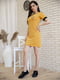 Платье горчичного цвета с надписью | 5773204 | фото 2