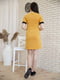 Сукня гірчичного кольору з написом | 5773204 | фото 3