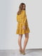 Сукня бурштинового кольору в квітковий принт | 5799857 | фото 2