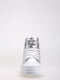 Кроссовки серебристого цвета с логотипом | 5865820 | фото 2