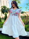 Платье А-силуэта белое с цветочной вышивкой | 5867108 | фото 2