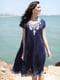 Платье А-силуэта пляжное синее с цветочной вышивкой-орнаментом | 5873286