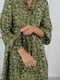 Платье А-силуэта оливкового цвета в цветочный принт | 5919931 | фото 2
