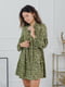 Платье А-силуэта оливкового цвета в цветочный принт | 5919931 | фото 3