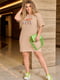 Платье-футболка бежевое с принтом | 6246891 | фото 2