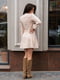 Платье А-силуэта бежевое в принт | 6261369 | фото 2