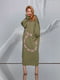 Платье-свитер цвета хаки с принтом | 6261736