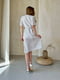 Платье А-силуэта белое в принт с пояском | 6301103 | фото 4
