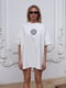 Платье-футболка молочного цвета с принтом | 6301140