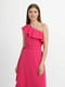 Платье А-силуэта ярко-розовое с открытым плечем | 6305534 | фото 2