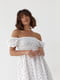 Платье А-силуэта белое в горошек с открытыми плечами | 6331256 | фото 2