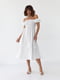 Платье А-силуэта белое в горошек с открытыми плечами | 6331256 | фото 4
