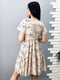 Платье А-силуэта бежевое с цветочным принтом | 6366836 | фото 2