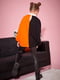 Джемпер черно-оранжевый с принтом | 6374337 | фото 2