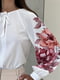 Блуза молочного кольору з квітковим принтом | 6396931 | фото 2