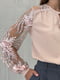 Блуза кольору пудри з квітковою вишивкою | 6396937 | фото 2