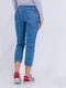 Зауженные джинсы с декоративной нашивкой | 6438580 | фото 3