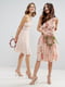 Платье А-силуэта на одно плечо с принтом летних роз розовое | 6440481 | фото 2