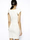 Сукня-футляр з асиметричною обробкою на плечах молочного кольору | 6440595 | фото 2