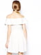 Фактурное короткое приталенное платье с рюшами белое | 6440636 | фото 2