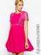 Короткое приталенное платье с кружевными вставками розовое | 6440667