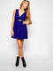 Короткое приталенное платье с отделкой под лифом синее | 6440681 | фото 4