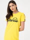 Платье-футболка желтое с принтом | 6442586 | фото 4