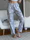Брюки пижамные серые в принт | 6452620 | фото 2
