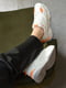 Кроссовки белые с оранжевыми вставками | 6491802 | фото 3