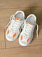 Кроссовки белые с оранжевыми вставками | 6491802 | фото 4