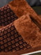 Тапочки комнатные коричневого цвета в клетку | 6495850 | фото 4