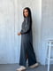 Сукня сірого кольору із ніжною вишивкою по рукавах | 6505321 | фото 2