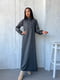 Сукня сірого кольору із ніжною вишивкою по рукавах | 6505321 | фото 3
